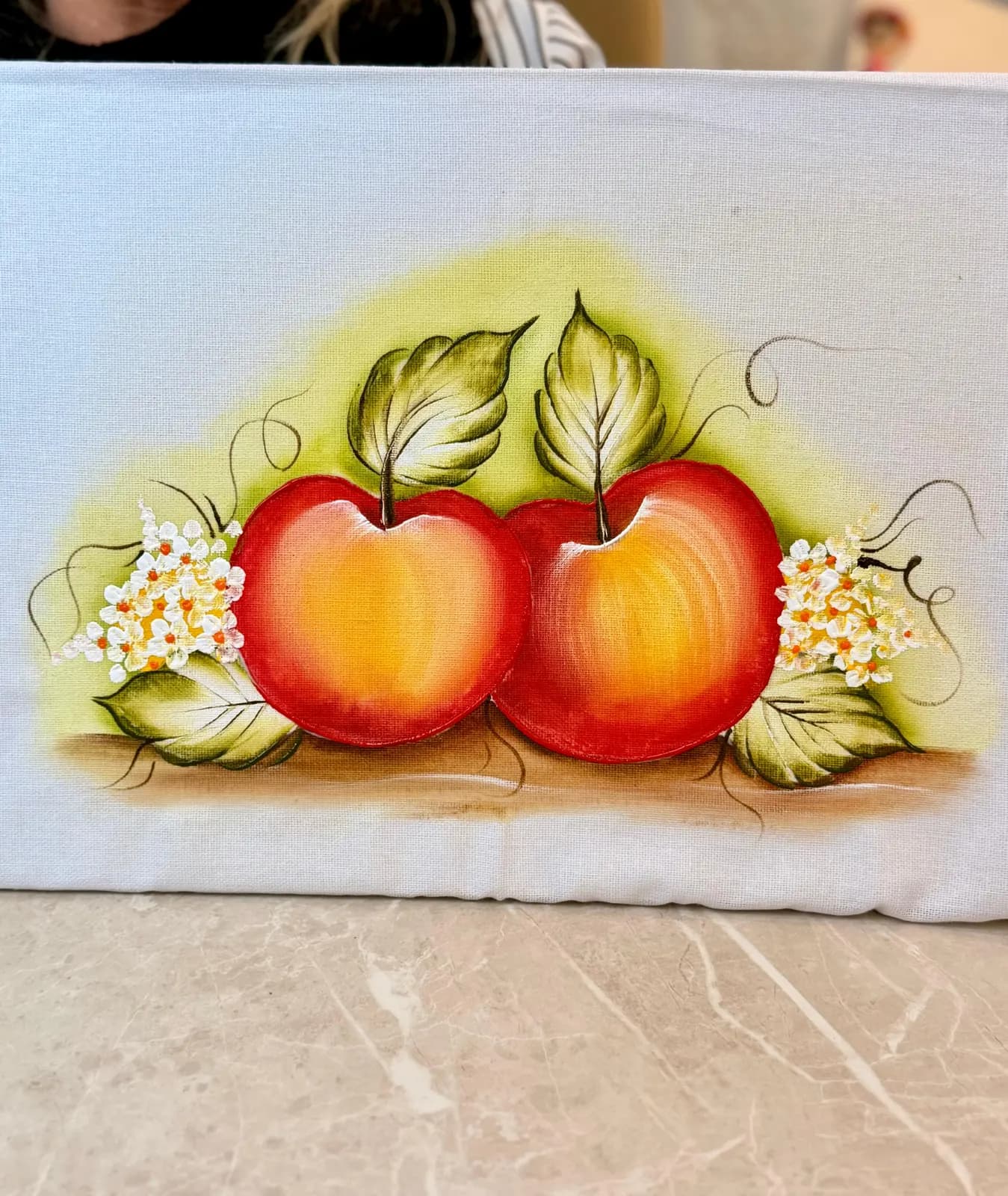 Close de um pano pintado com maçãs
